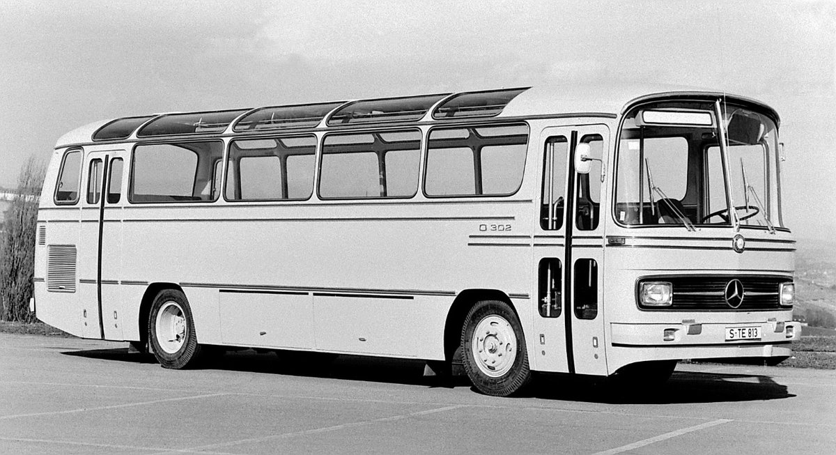 RevistaAT2000's tweet photo. #LunesRetro
Hoy recordamos a un histórico bajo la Estrella de Tres Puntas: el #O302 de @MBenzBusesMx.
#Autotransporte #RevistaAutotransporte #Clásicos #Autobuses #Buses #Onibus #Busología #Instabus #VehículosAntiguos #VehículosClásicos #MercedesBenz #AutobusesMercedesBenz https://t.co/FmTZ0BC2Kd