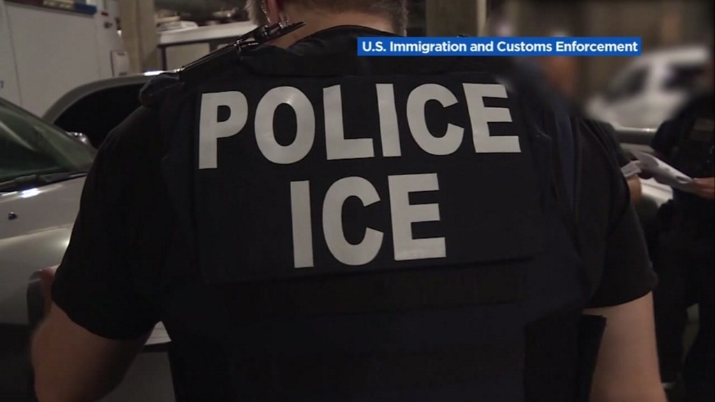 abc13houston's tweet photo. ICE announces students on visas must leave US or transfer to another college if their schools go online-only https://t.co/Vf7BBp14gC https://t.co/S7jA9zOEHc