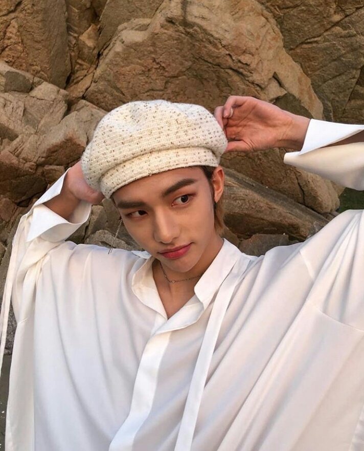 — Hyunjin with beret; a needed thread
