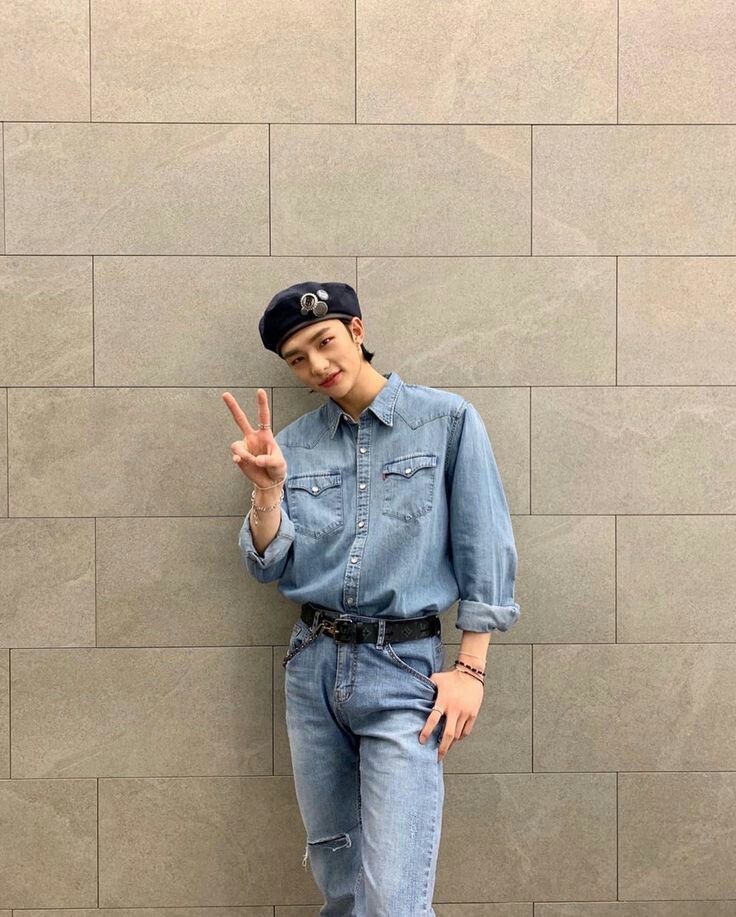 — Hyunjin with beret; a needed thread