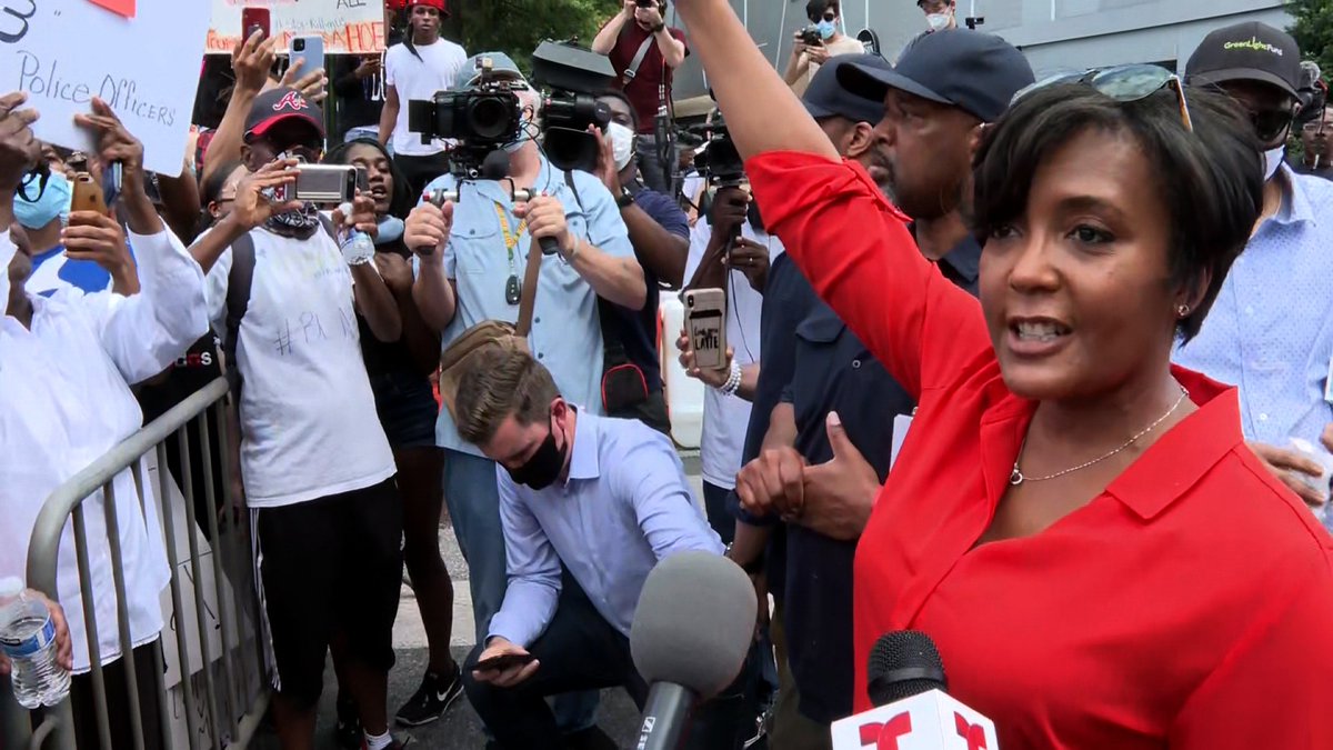 DaybreakInsider's tweet image. The mayor of Atlanta, THIS mayor, who is out with protestors, not wearing a mask, has COVID-19.