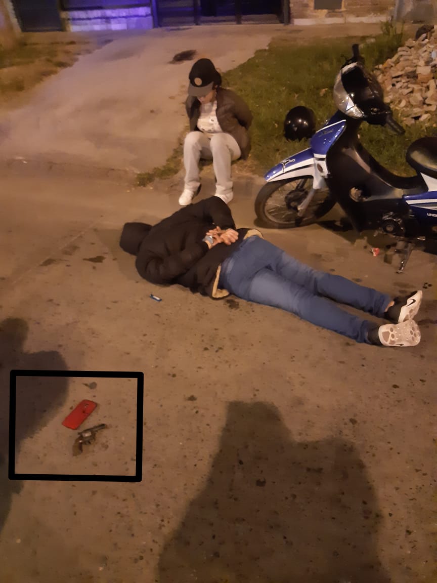 GustavoAdda's tweet photo. El #TercioDelta del #CRE del @MinSegSF en Operativo conjunto con @DGTRosario de @SCyCRos dió captura a 2 personas que circulaban en moto en Bv. Avellaneda y Bv. Segui.
Portaban un arma de fuego y quedaron a disposición de la fiscalía actuante.
#HayControl. Sí, #HayControl. https://t.co/t82aMhbo5I
