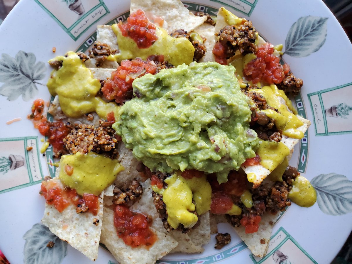 vegggiesaurus's tweet image. i give you... vegan nacho feast !! 🤤