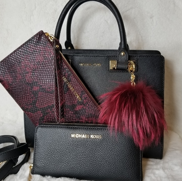 fatica1's tweet image. So good I had to share! Check out all the items I'm loving on @Poshmarkapp from @liana1101 #poshmark #fashion #style #shopmycloset #michaelkors #coach: posh.mk/ReSnzoAOU7