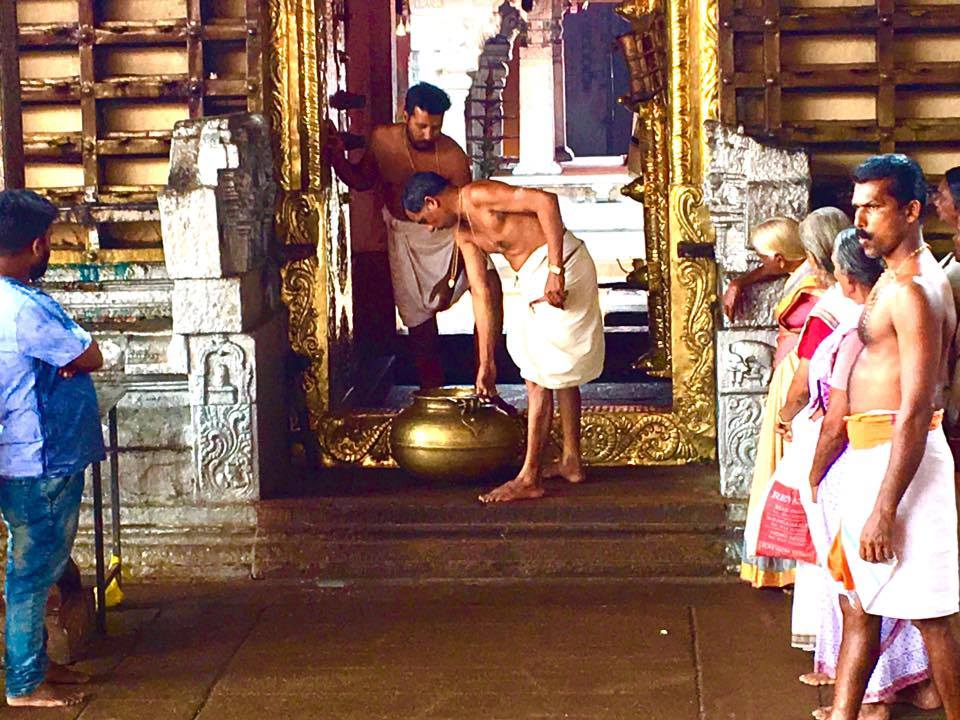 Ambalapuzha Parthasarathy Pal Payasam The priests taking out Thirukkandamudu(kheer) prasadam from the inner chambers, This thirukannamudu is so divinely tasty that anyone fortunate enough to taste it will remember its taste for life. The required milk, along with four times