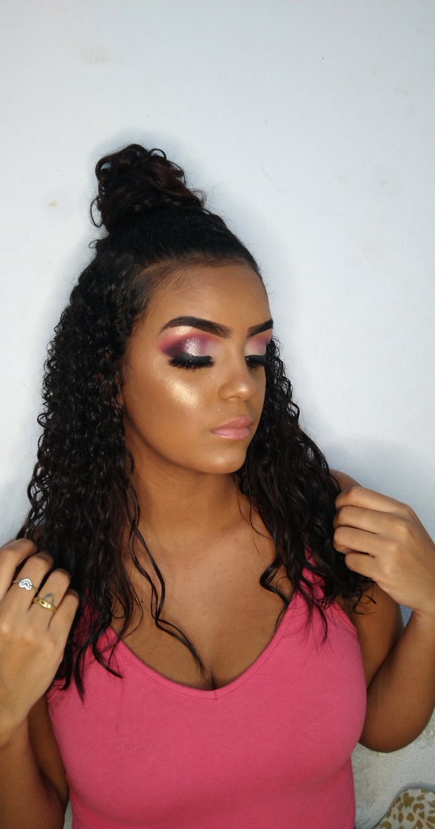 gabiireis16's tweet photo. Escolhi o Pincel pra ser meu melhor amigo na minha profissão e tenho muito orgulho disso! ✨💄💖🖌️
#makeup
#makeiniciante
#apaixonadapormaquiagem 🥰❤️ https://t.co/jtuEKTred5