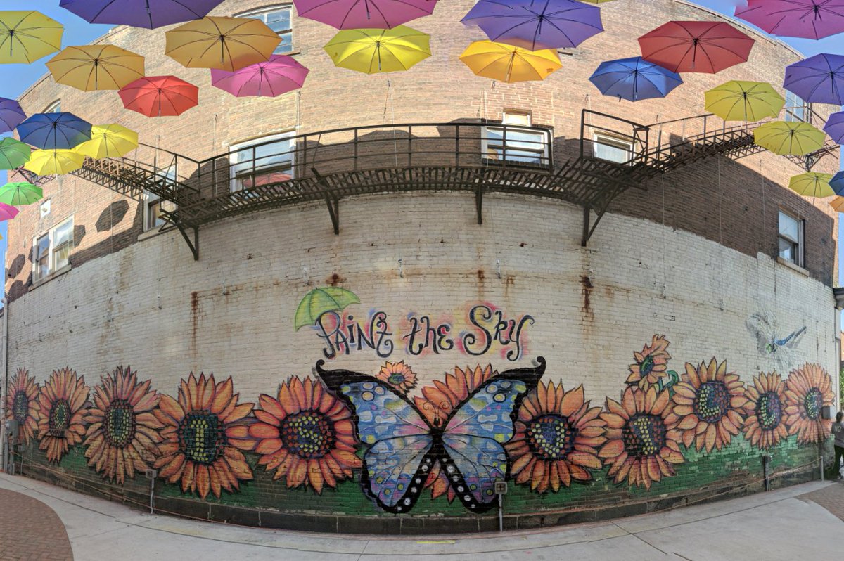 lsvlumbrella's tweet photo. Louisville really is all sunshine and rainbows #ownthesky #paintthesky #chalkmural https://t.co/I3ScYGzF0V