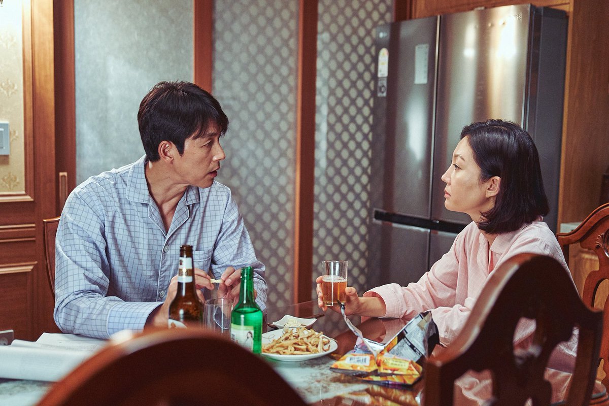 영화 < 강철비2 : 정상화담 > 정우성 스틸컷 정우성 아니 한경재 잠옷 입고있는거 너무 귀엽고 딸에게 천원 주는 정우성도 너무 귀엽다Translate post