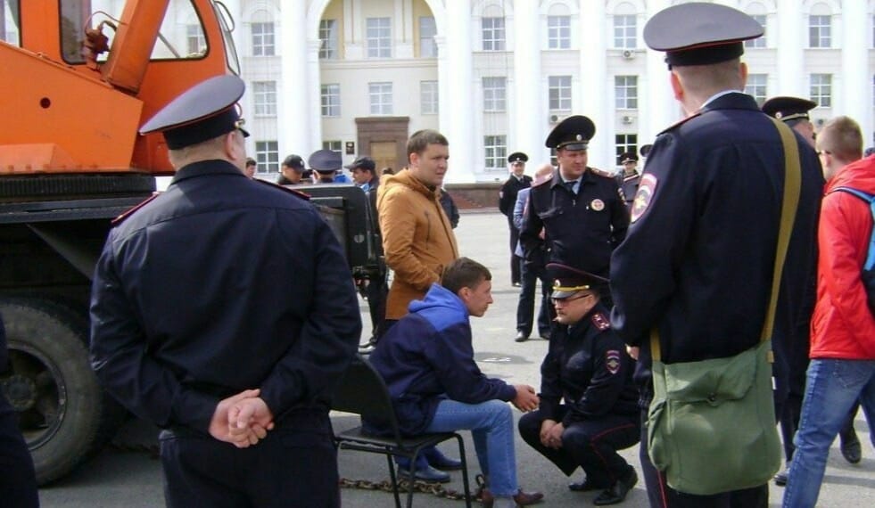 ulpressa's tweet photo. На выборы в Гордуму Ульновска выдвинется приковавший себя цепями к автокрану на Соборной  Ушанов https://t.co/5e8psDIpuH https://t.co/ky7Usonwls