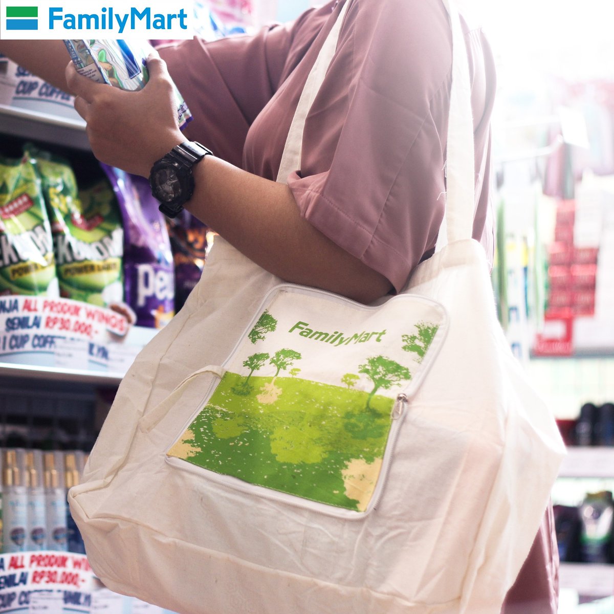 FamilyMart_ID's tweet photo. Jangan lupa untuk membawa tas belanja kamu sendiri setiap berbelanja di Famima, atau kamu bisa membeli reusable bag yg tersedia di toko kami. 

#famima #noplastic #change4future https://t.co/1KcqvtPEkJ