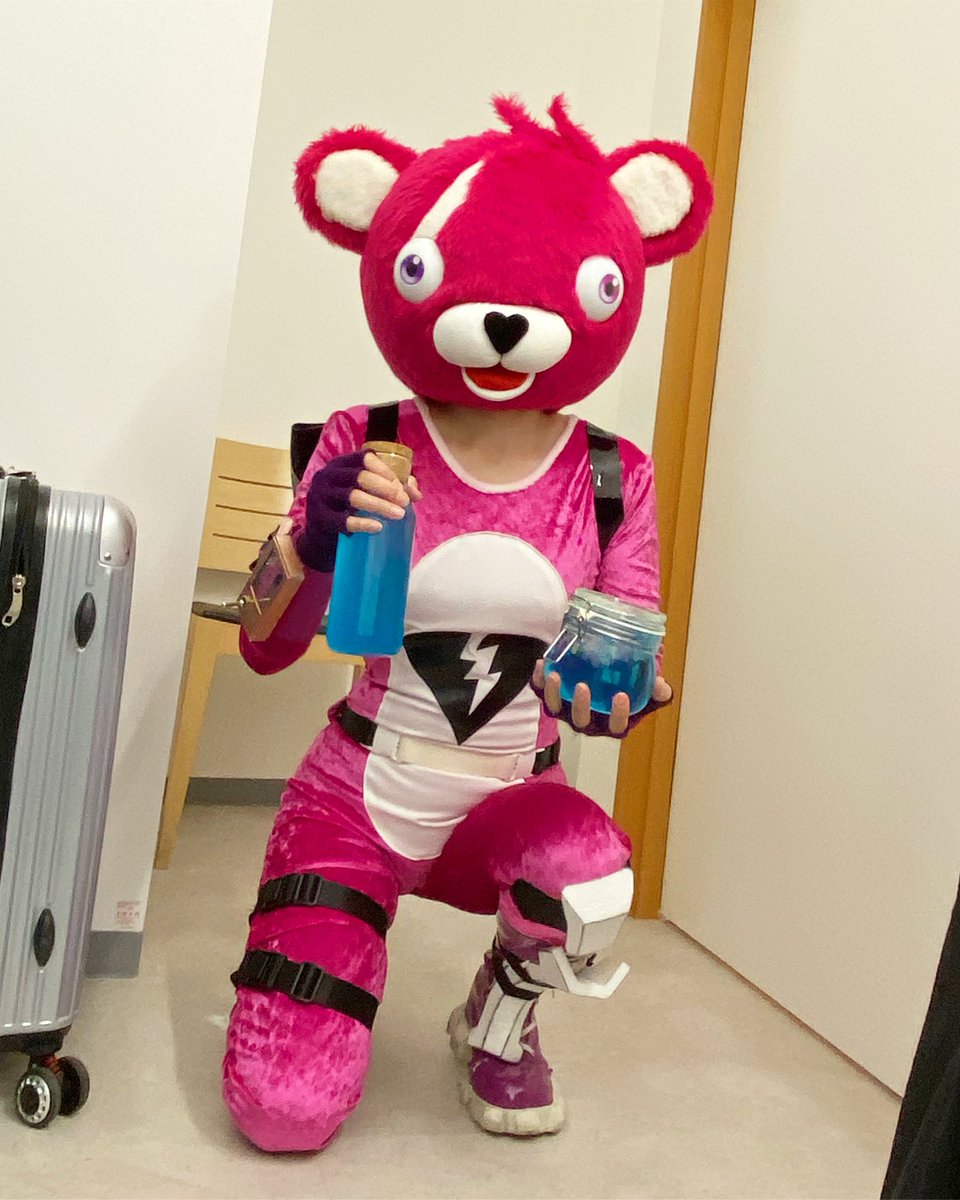 Nao ピンクのクマちゃん再販 今週もまだまだ シールドポーション飲んで頑張ろー Fortnitecosplay フォートナイトコスプレ Fortnite T Co Sdka0he5wh Twitter