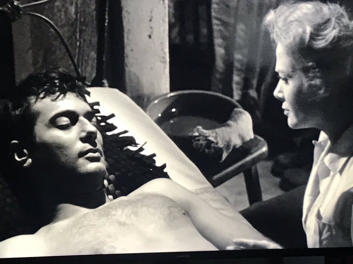 They just had to get a little Tony Curtis cheesecake shot in, didn’t they? #TheDefiantOnes  #TCMParty