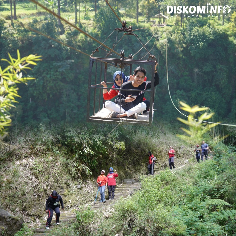 Tidak saja menawarkan keindahan Gunung Merapi, kearifan lokal warga desa yang jujur dan polos, tapi yang tak kalah menantang adalah meluncur di atas tali Gondola sembari membelah langit di atas lembah Girpasang bakal menjadi sensasi yang tak pernah terlupa sepanjang hayat.