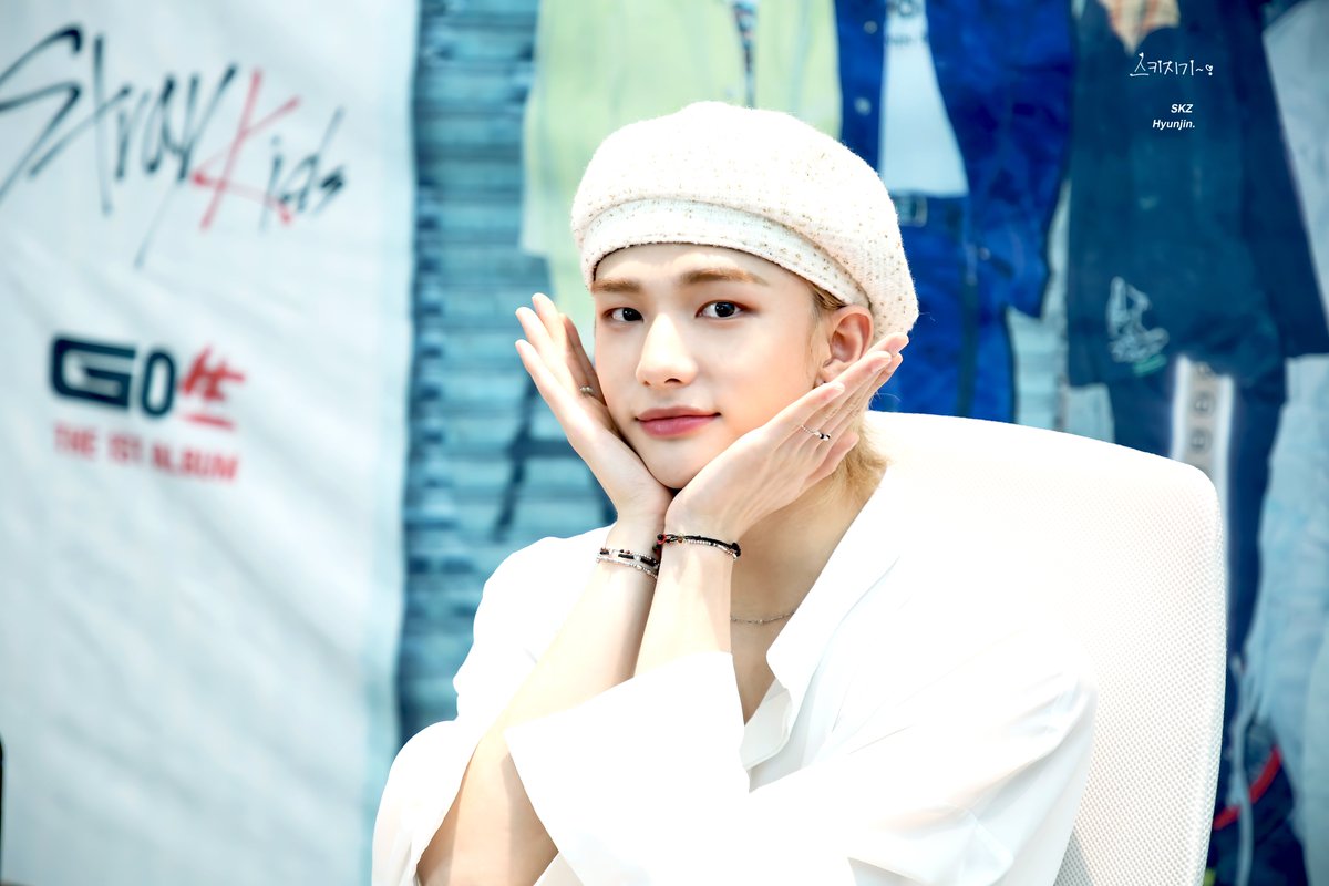 Stray_Kids's tweet photo. [스키지기]
HQ 200706 #현진 #Hyunjin
<GO生> VIDEO CALL EVENT 

#StrayKids #스트레이키즈
#GO生 #GOLIVE
#神메뉴 #GodsMenu
#Easy
#YouMakeStrayKidsStay https://t.co/N6XQLIhYjI