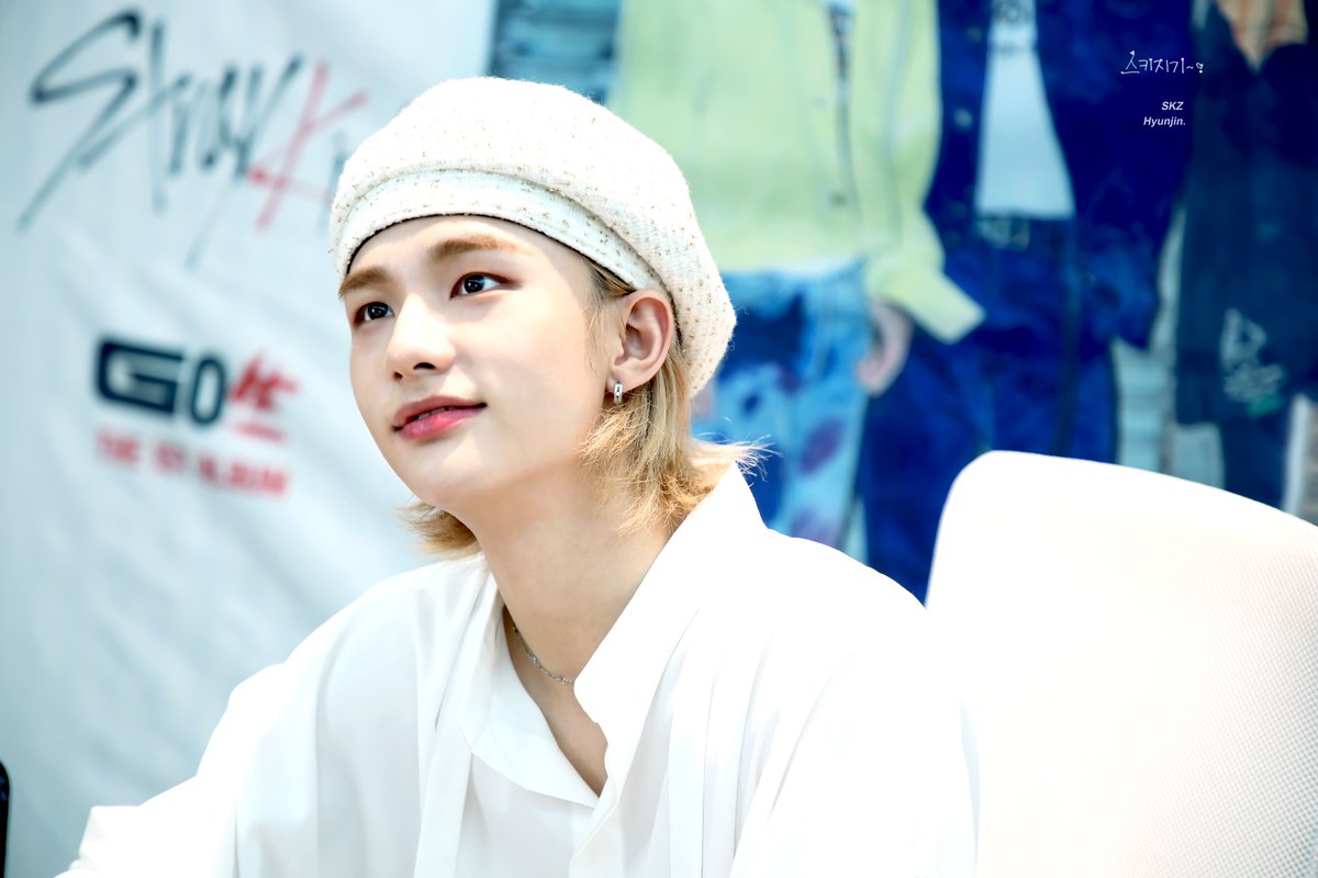 Stray_Kids's tweet photo. [스키지기]
HQ 200706 #현진 #Hyunjin
<GO生> VIDEO CALL EVENT 

#StrayKids #스트레이키즈
#GO生 #GOLIVE
#神메뉴 #GodsMenu
#Easy
#YouMakeStrayKidsStay https://t.co/N6XQLIhYjI
