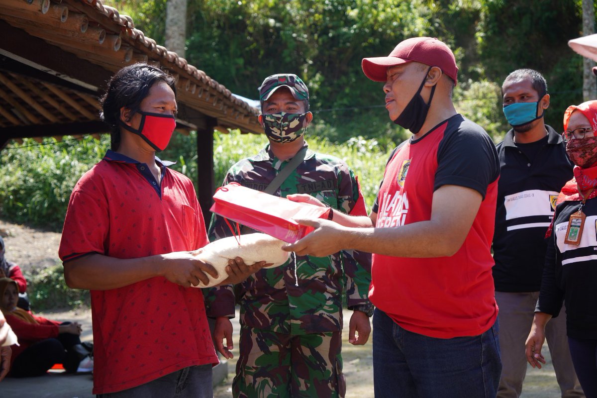 "...Tentunya terpenting adalah kesiapan dan dukungan warga setempat seperti RT, RW, pemuda dan warga itu sendiri" kata Plt Disbudparpora Klaten Sri Nugroho, saat memimpin susur lembah Girpasang.