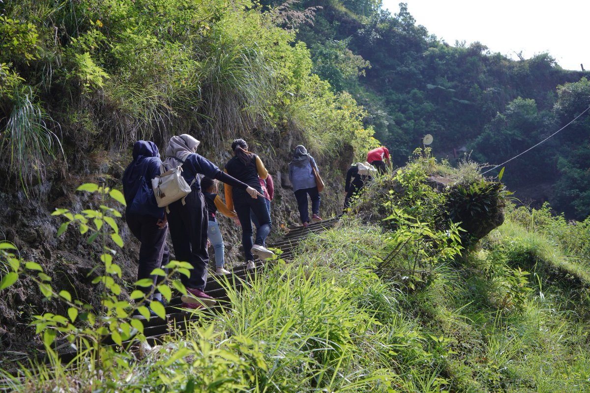 Ditambahkan Girpasang itu dukuh terpencil di lembah Merapi. Butuh menyusuri seribu tangga yang mengurus tenaga untuk bisa bertemu dukuh yang hanya dihuni sekitar 12 keluarga ini. Meski begitu, sepanjang perjalanan akan disuguhkan pesona alam yang menakjubkan