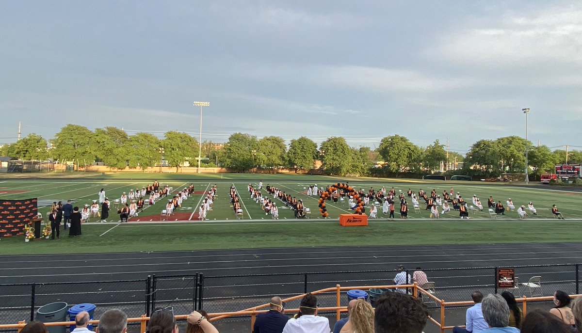 HHMusicParents's tweet photo. Congratulations to the #HasbrouckHeights High School #Classof2020! 🎓🎓🎓#CelebratingOurSeniors #DoGreatThings #NotGonnaLetALittleRainStopUs https://t.co/BlndqZjNB4