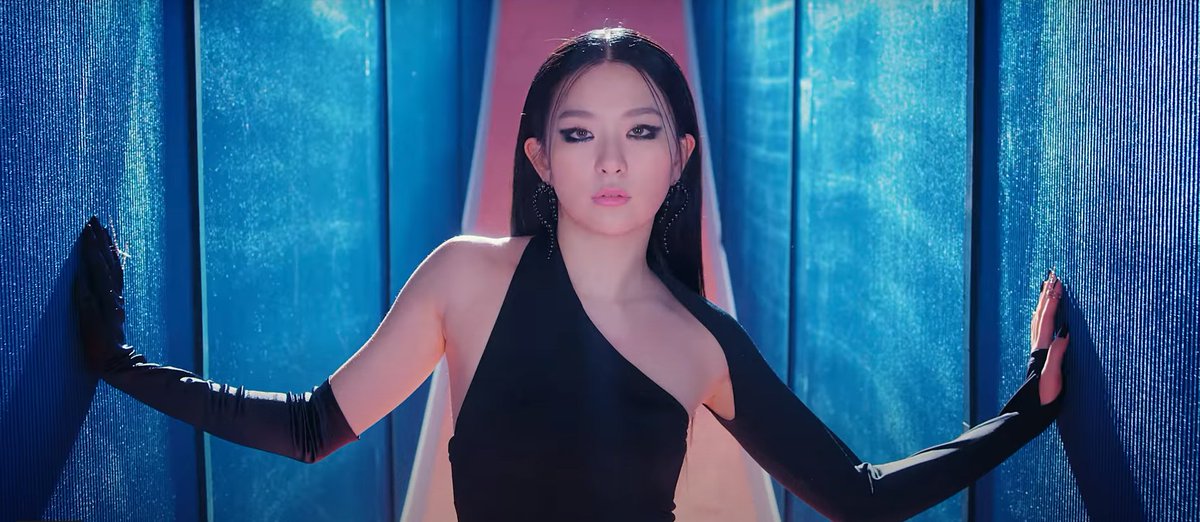 GiaAllana's tweet photo. Red Velvet's IRENE &amp; SEULGI finally releases the music video for their unit debut's title track, "Monster." #VisualQueens

#WATCHMONSTERNOW: https://t.co/sNdwppUYFP https://t.co/66uE4UtTMf