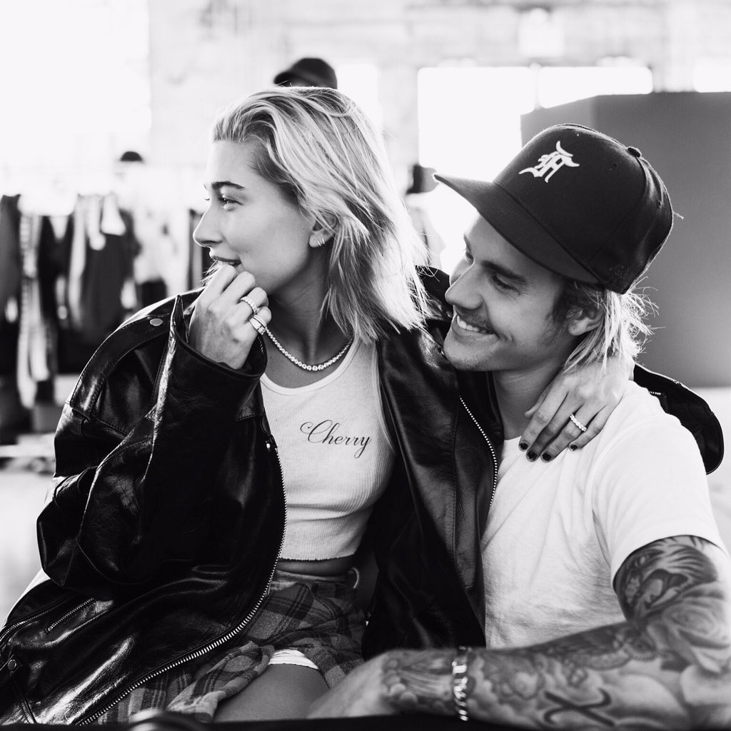 biebernovidade's tweet photo. Há 2 anos, Justin Bieber e a modelo Hailey Bieber ficavam noivos. Justin publicou essas fotos em seu instagram! 🖤💍 https://t.co/5jujdRZpOl