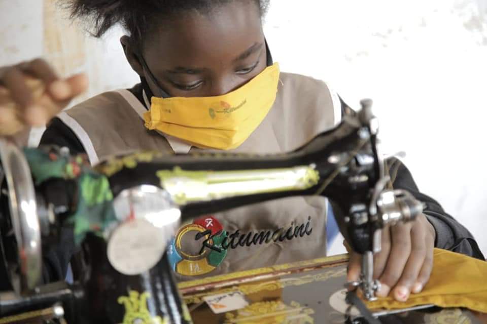 UNFPARDC's tweet photo. #COVID19, la production des masques dans les centres de formation professionnelle #Kitumaini par les filles #vulnérables se fait dans le strict respect des gestes barrières @UNFPA @Atayeshe
Part:
@UNESCOKinshasa
@MinSanteRDC
@IncJeunesse
🙏🏻@CanadaRDC
🙏🏻@SwedeninDRCongo
🙏🏻@DFID_UK https://t.co/CaLrw3uPq5