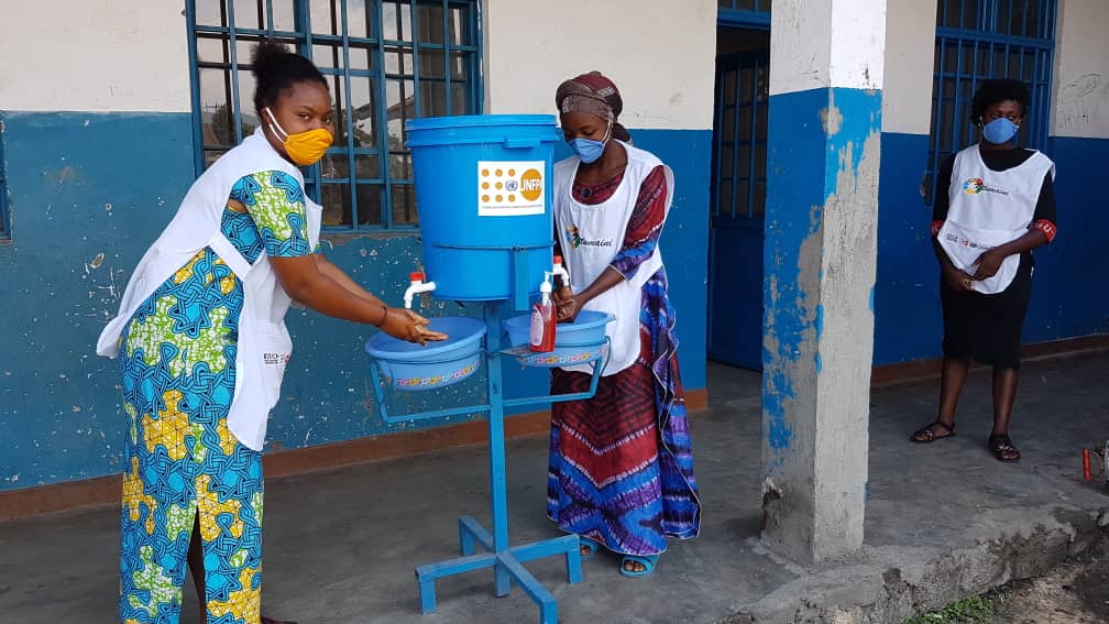UNFPARDC's tweet photo. #COVID19, la production des masques dans les centres de formation professionnelle #Kitumaini par les filles #vulnérables se fait dans le strict respect des gestes barrières @UNFPA @Atayeshe
Part:
@UNESCOKinshasa
@MinSanteRDC
@IncJeunesse
🙏🏻@CanadaRDC
🙏🏻@SwedeninDRCongo
🙏🏻@DFID_UK https://t.co/CaLrw3uPq5