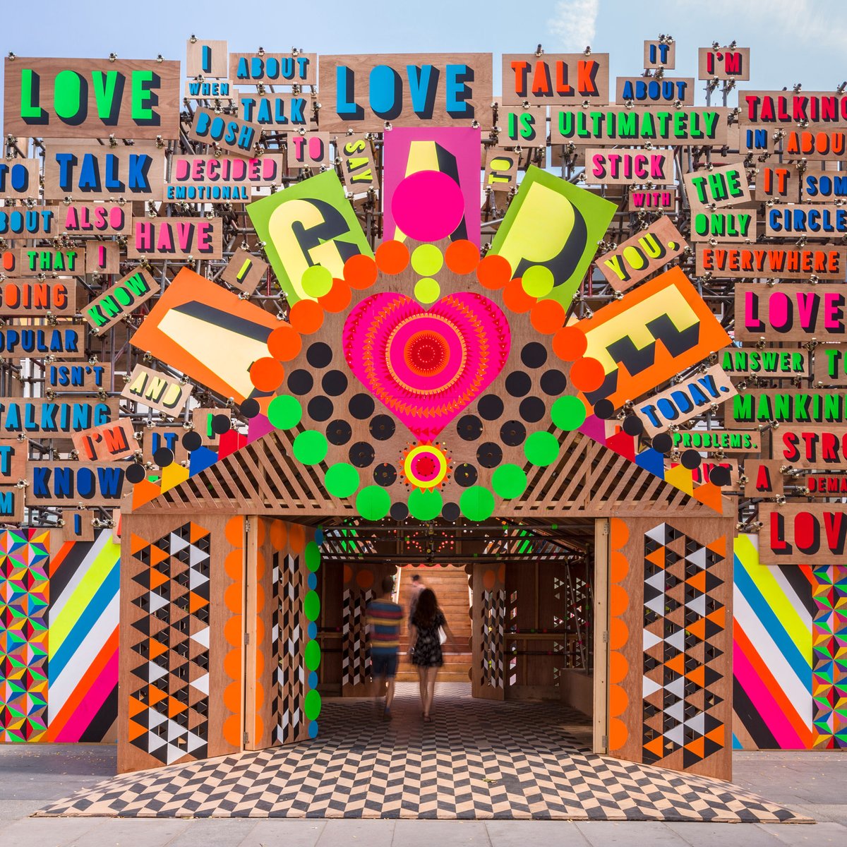 Designer Adam Nathaniel Furman has picked out 10 projects that represent the New London Fabulous movement of 'designers who resolutely seek out beauty, complexity and joy' 😎 dezeen.com/2020/06/05/col… #NewLondonFabulous #architecture #design #London #inspiration #travelbloggers