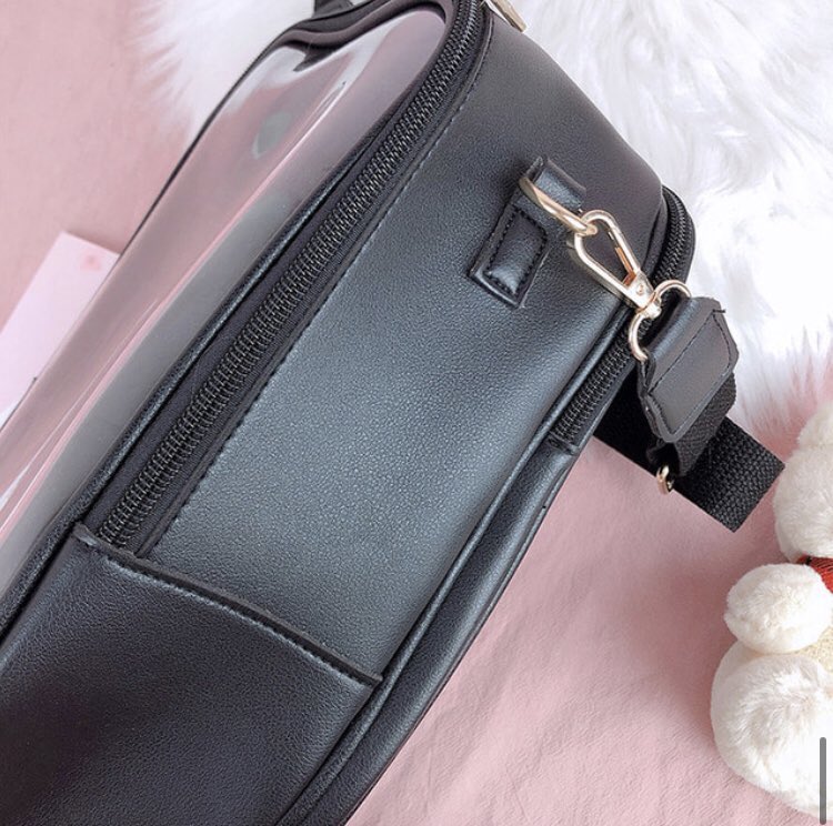 Chandrom_'s tweet image. 20cm 인형/응원봉 이타백 양도

+ 새 제품 6.0 양도
+ 뒷면에 수납공간
+ 반대로 매면 일코가 가능
+ 재질&amp;amp;마감 고급스러움

+ 양도 받았던 값보다 낮춤
+ 배송비 0.4 추가
#이타백 #pvc가방 #응원봉가방
#pvc백 #인형가방 #투명가방