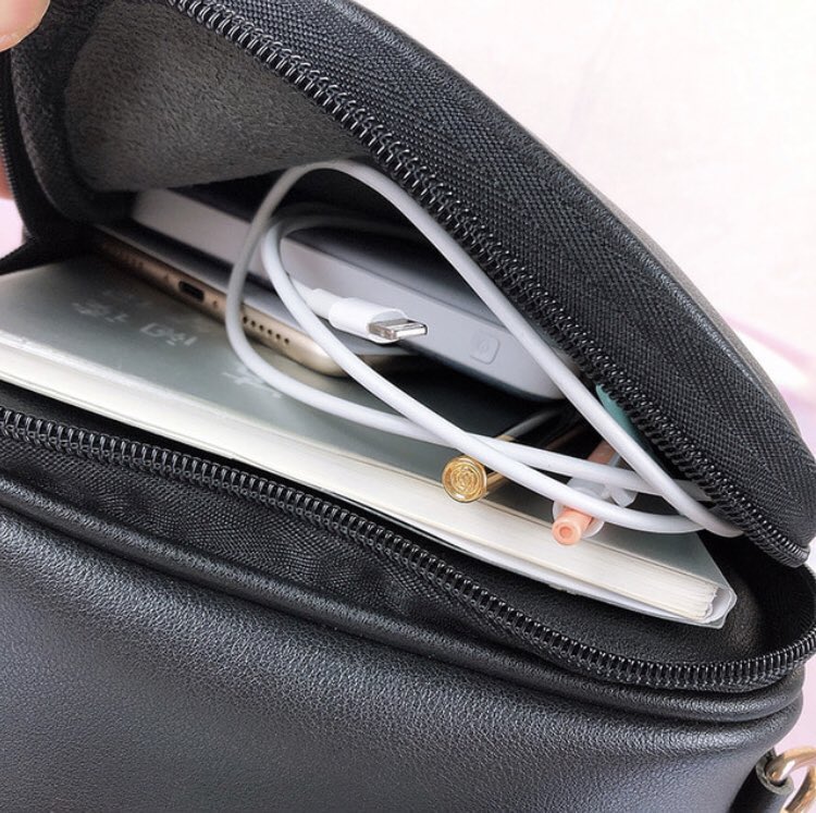 Chandrom_'s tweet image. 20cm 인형/응원봉 이타백 양도

+ 새 제품 6.0 양도
+ 뒷면에 수납공간
+ 반대로 매면 일코가 가능
+ 재질&amp;amp;마감 고급스러움

+ 양도 받았던 값보다 낮춤
+ 배송비 0.4 추가
#이타백 #pvc가방 #응원봉가방
#pvc백 #인형가방 #투명가방