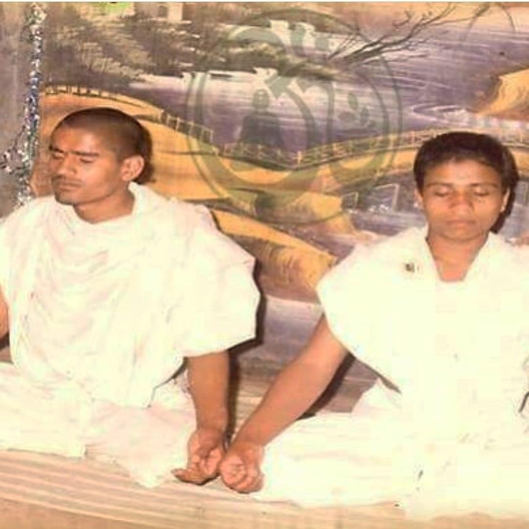 हम खंगाल रहे थे "तस्वीर रूपी यादों" को तो, सहसा यह "अनुपम चित्र" हमें सुनहरी यादों में ले गया ......
हमने सोचा क्यों ना इसमें "आपको" भी सम्मिलित किया जाए।
पूज्य श्रद्धेय @acharya_balkrishna जी के साथ प्राणायाम करते हुए ।
-परम पूज्य  <a href="/yogrishiramdev/">स्वामी रामदेव</a> जी
#Memories #Yoga <a href="/JayaKanwar5/">जया कवंर</a>