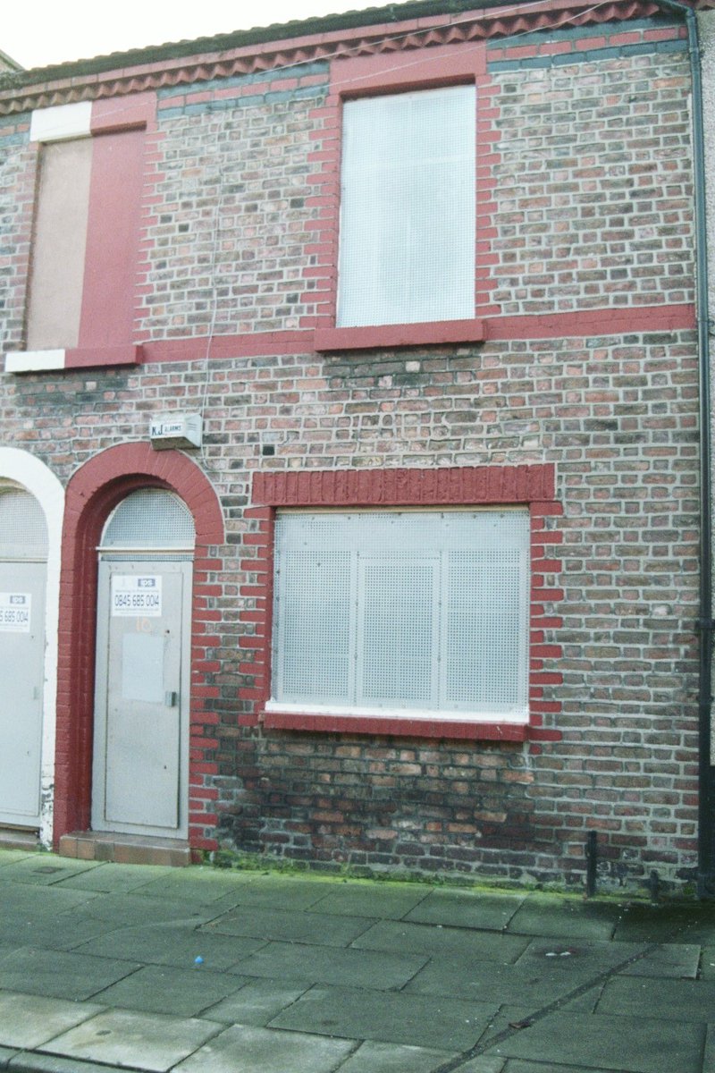AugustaAtrox's tweet photo. #Houses on the street in Dingle where #RingoStarr was born (taken in January 2009 - the whole area was set for demolition.)
Can you see the #BEATLES in the mortar between the bricks?
#HappyBirthday no. 80, #Ringo!
#museumsunlocked #homes #lostmuseums #Liverpool #tuesdayvibes https://t.co/nCF3pFla5U