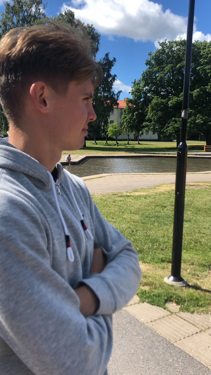 alfredsson17's tweet photo. @TuttoBalutto @Wilbacher @GustenDahlin här har ni ytterbacken i sylvia vars drömmar är krossade! Sedan avsnittet har han sett ut såhär, funderar på att gå för superettan! https://t.co/Mv1HZ0YMmf