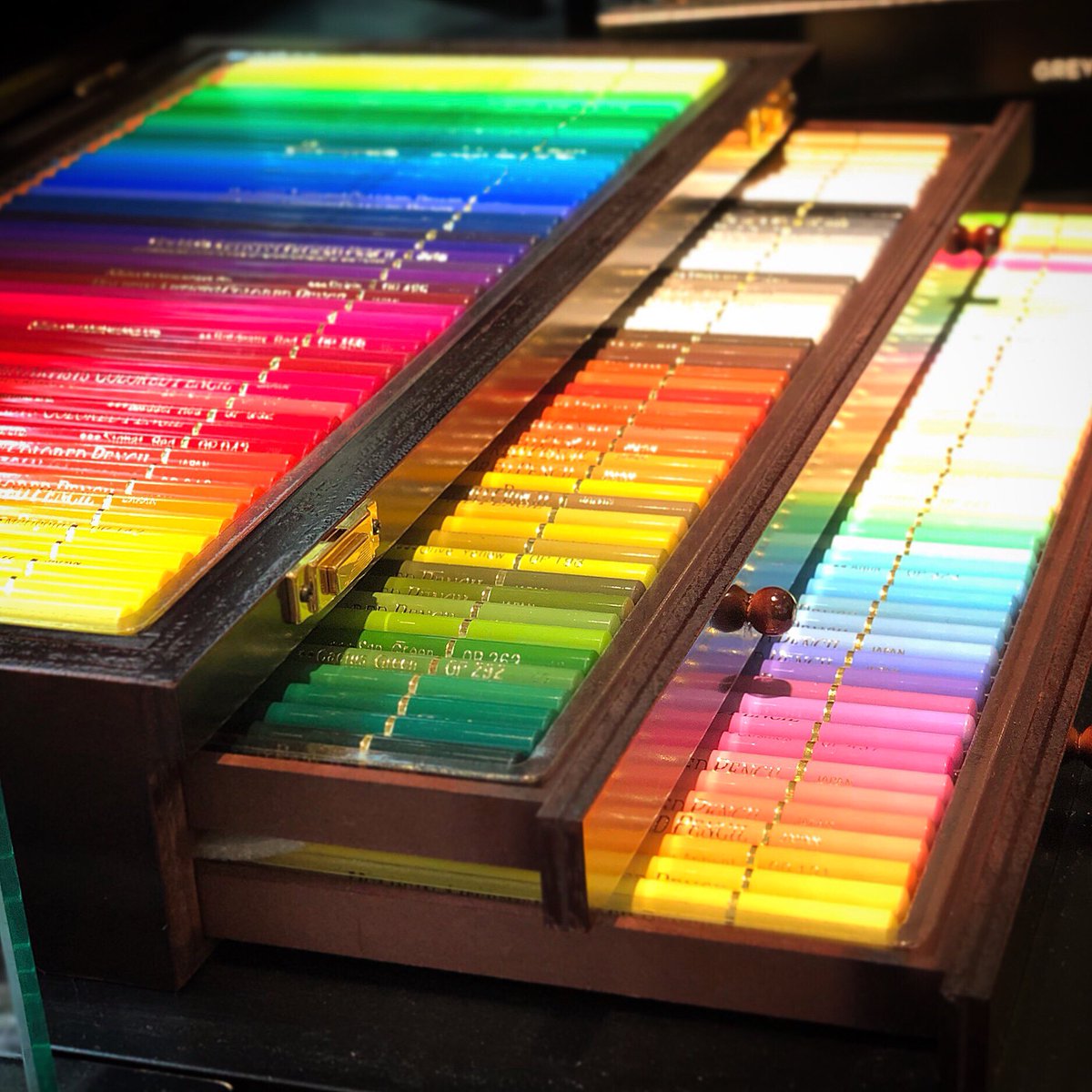 私も9歳のころ、近所の文房具屋さんで憧れの色鉛筆セットを長い時間