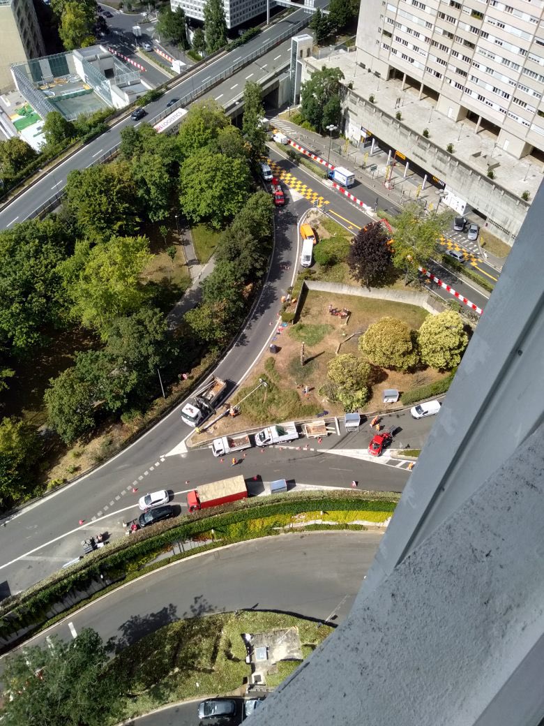 FPoezevara's tweet photo. #Puteaux continue sa guerre contre les arbres... Et la gagne 😭 https://t.co/lEJp3HezEl