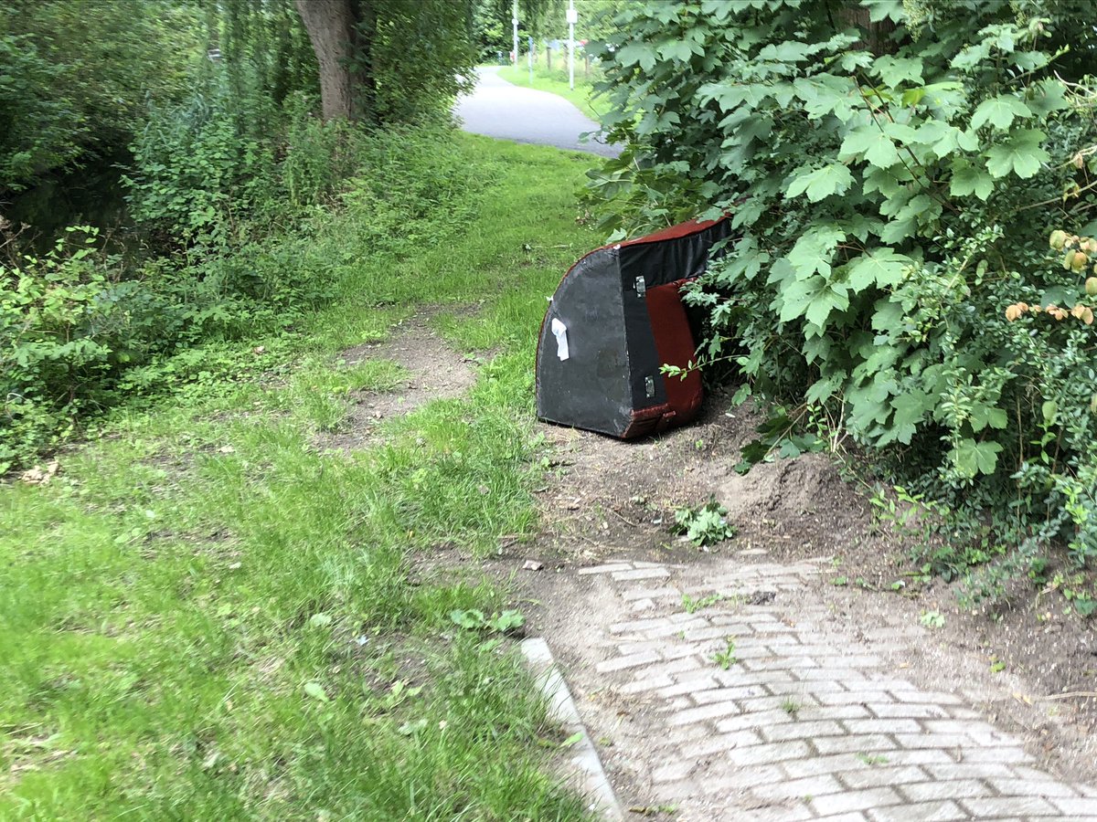 Hannie_v_B's tweet photo. @gem_Ridderkerk bankstel en stoel gedumpt in oosterpark, ingang kerkweg. Net om de hoek waar bebossing begint. https://t.co/buJHpKdQ5S