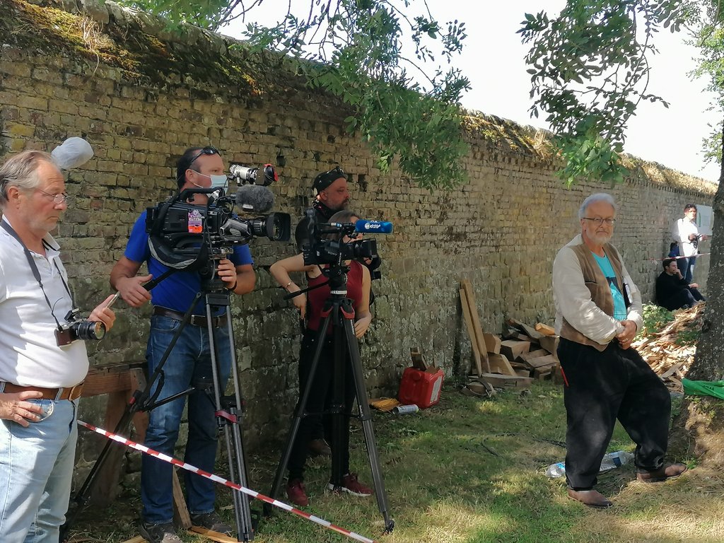 CharpentiersSF's tweet photo. Caméras de l'AFP et TF1 pour le levage de la ferme n°7 de la charpente de @notredameparis https://t.co/DHujShbBWJ