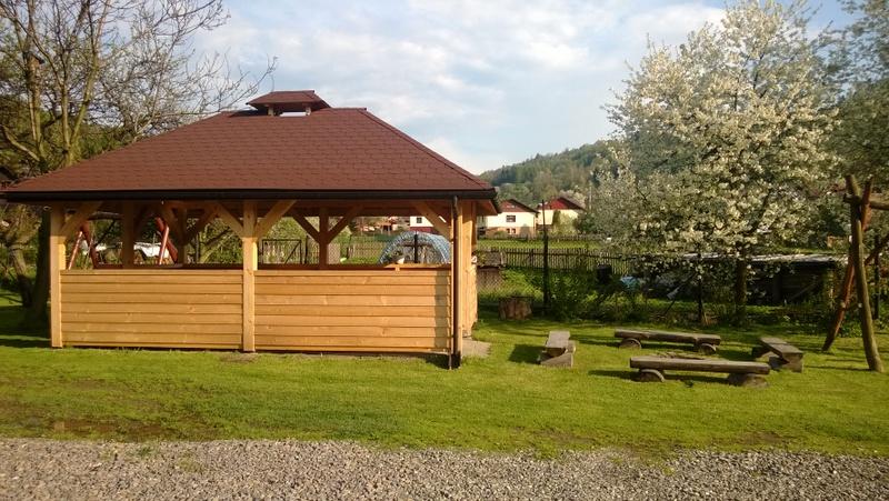 spanko24today's tweet photo. POKOJE DOROTA WAKACJE #Beskid #wolneterminy na wakacje #wolnenoclegi #tanio od30zł #fajnemiejsce #dlaRodzin z Dziećmi #okazje ➡️https://t.co/DObACKfWg0 #wgórach spacer na szlaku #aktywni #dobryczas #family #wlipicu #wsierpniu #pobyt dla Grup #zielono #drzewa https://t.co/jkYnp7rtix