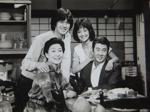 しがない三四郎 ちょっと一興 モノクロ 番宣用 カラー ドラマ 野々村病院物語 ｔｂｓ 1981年放送 より 左から 山岡久乃 川崎麻世 甲斐智枝美 宇津井健 Retoro Mode