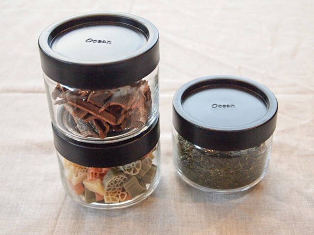 一人暮らしメディア とりぐら 一人暮らしのキッチンに置いておくと生活感が出やすい 調味料 セリア ダイソーなどの100均アイテムで簡単にできるおしゃれな収納術を紹介します もっと早く知っておきたかった 100均アイテムで調味料を