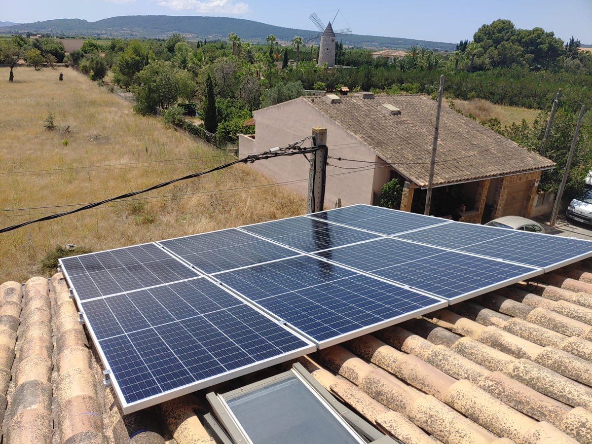 AssociacioSeba's tweet photo. Primeres instal·lacions de l'#embatsolar sobre teulades mallorquines!
Els veïns de Consell ja poden generar la seva pròpia energia a partir d'una font inesgotable i no contaminant com és el sol 🌞
#autoconsum #energiesrenovables #fotovoltaica https://t.co/gJDKw54hGO