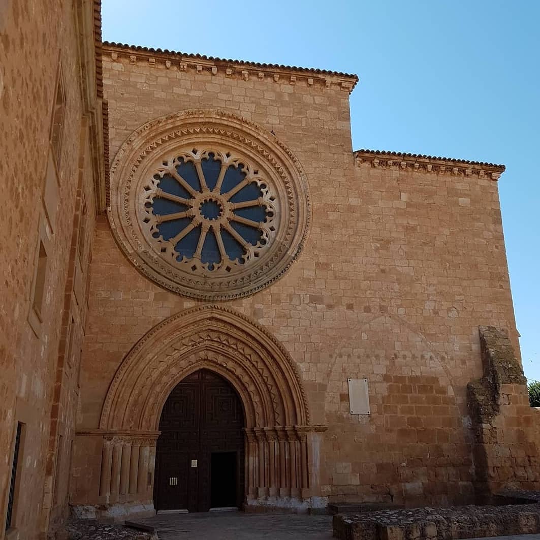 Soriaestademoda's tweet photo. ¡Uno de los #monasterios más espectaculares de la provincia de #Soria! Si todavía no has visitado Santa María de Huerta y esta maravilla cisterciense, este verano es tu momento.
📸 @pacopaquito77 
#soriaestademoda #patrimonio https://t.co/O2Idx70RFE