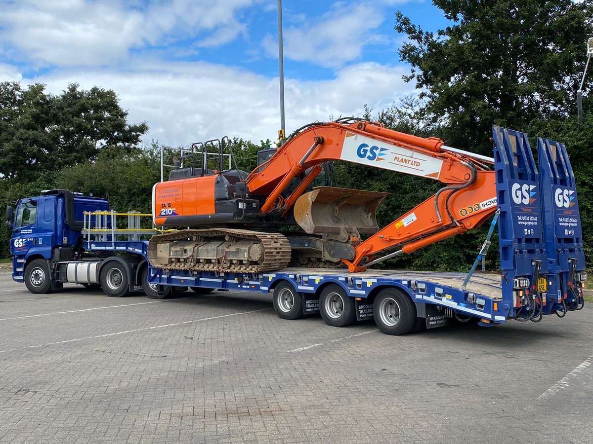 AT_Limited's tweet photo. GSE's new Andover stepframe loaded with a 210 excavator. Looking good in their new livery #PlantHire #Excavators #Groundworks #Construction #KeepBritainBuilding #Trailers #StepframeTrailers #TrailerManufacturer #Andover #AT @GSE_Group https://t.co/FfGfdPCC74
