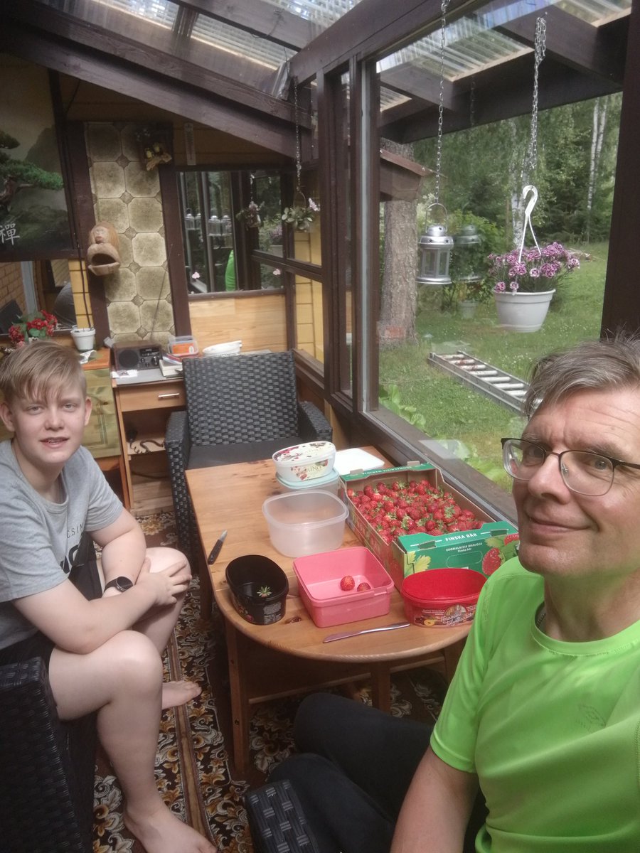 JuhaTenhonen's tweet photo. Se on sit tiistai 😊 #suomalaisia #mansikoita #polka #ltk #nro4 #kesäloma #mummola #tohmajärvi #keskikarjala #pohjoiskarjala #täälläonihmisenhyväolla #täysihoito #tähänvoisitottua #lupanauttia #yhdessäolemmevahvempia #yhdessävietettyaika #onnionrakkaatlähellä #onnionhyvätystävät https://t.co/l2LIYAuIzt