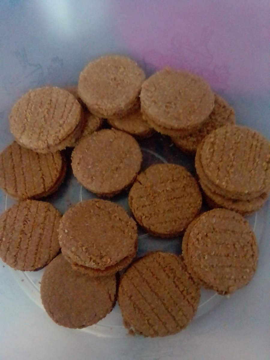 Genevieve_J85's tweet photo. @TweetHelios My daughter love creating these special memories with you @CaseyHe45099406 Our family favourite Romany Creams yummyโค๏ธ #HeliosSunflowerOil #HomemadeWithHelios #CookingWithHelios #BakingWithHelios https://t.co/umZXbFXZiE