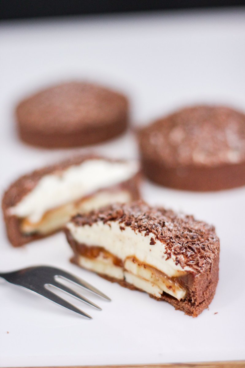 dreamworldcakes's tweet photo. Banoffee Pie from this week’s menu.
A delicious chocolate tart case filled with fresh banana, our homemade caramel and Madagascan vanilla Chantilly cream. Such a simple dessert but SO GOOD 👌🏻 My highly recommended dessert of the week 🙌🏻💕 #delicious #madeinnewcastle #banoffeepie https://t.co/bQ1lZSp2Pm