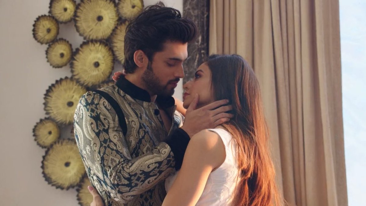 xsolivagantx's tweet photo. Uff again u butthurt shippu? Are u that much BUTTHURT that jumping into my tweets again?? 😂😂

I guess its me who need to teach u biology of reproduction 😂
Diya was given birth only by Komolika thanks to ur chomurag’s sperms 😉

#DiyaConnectsAnuLika #ChomuLikaTheMurdererCouple https://t.co/DXzVnEQVjA