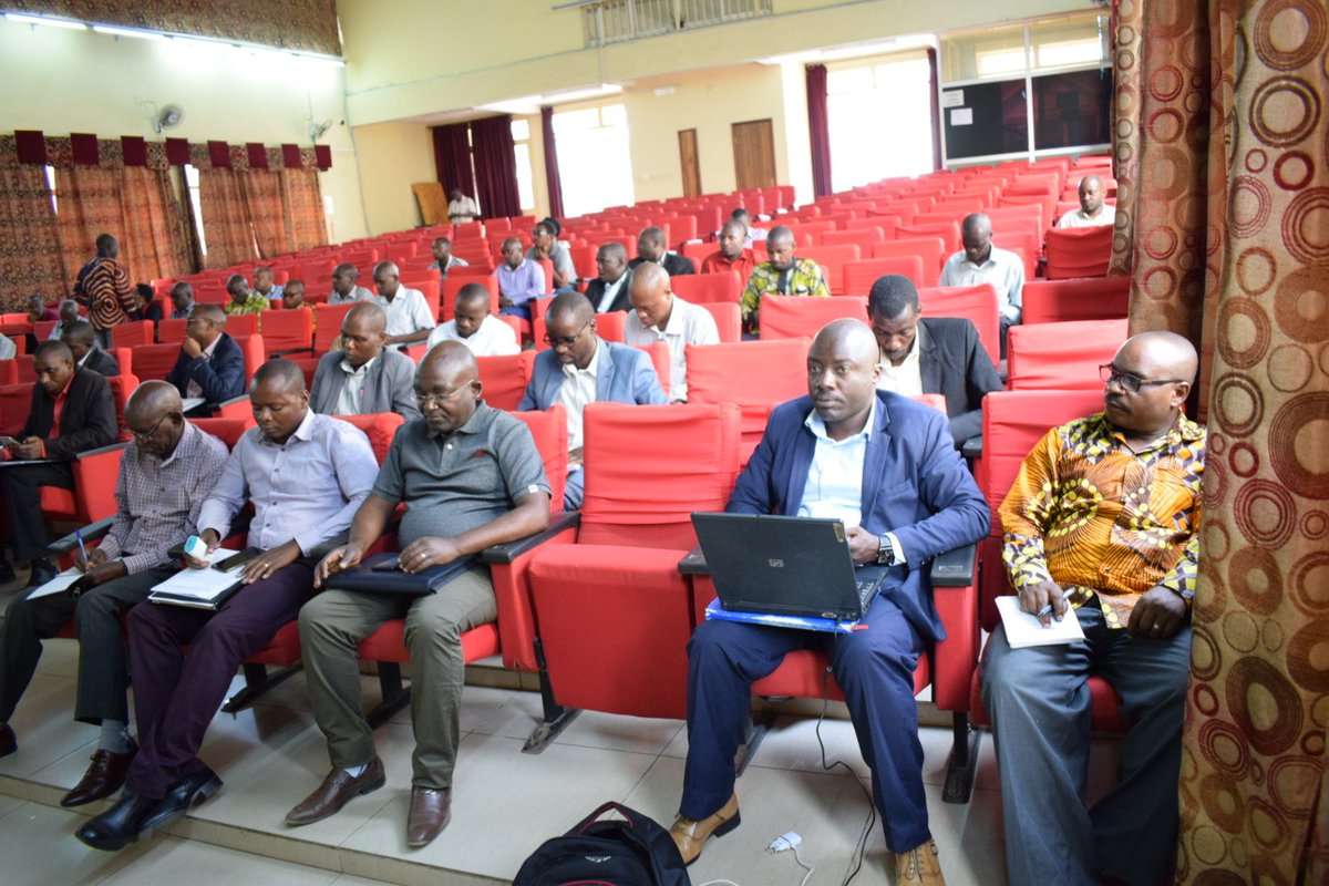 RTNBurundi's tweet photo. #Burundi Le ministère de l'éducation nationale et de la recherche scientifique organise à #Bujumbura, l'atelier de validation du module de formation des"Tantes et Pères Ecole" sur la prévention des violences et des déperditions scolaires. https://t.co/WW3cOwY9yd