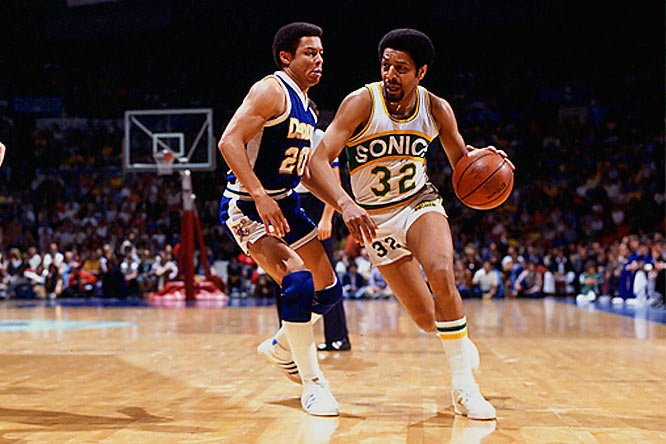 Fred Brown: 1975-76.23.1pts, 4.2rbd, 2.7ast, 1.9stl, 0.2blk. 48.8 FG%, 86.9 FT%.