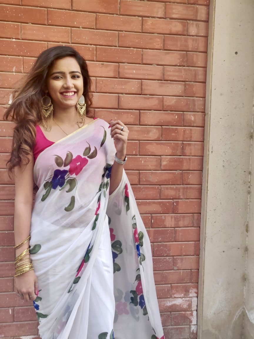 thedarkescapee_'s tweet photo. Couldn’t decide between saree twitter and jhumka twitter 🤷🏻‍♀️🤍 https://t.co/g7EGfxVwRU