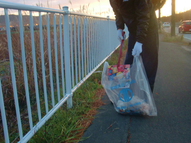 Back in the 90s there was a Japanese TV documentary on street cleaning. A mobile hot dog stand served as a test. During two weeks the staff did not clean the street in front of the stand. Leaves, some trash, the usual detritus accumulated. During weeks 3 and 4 the staff would...